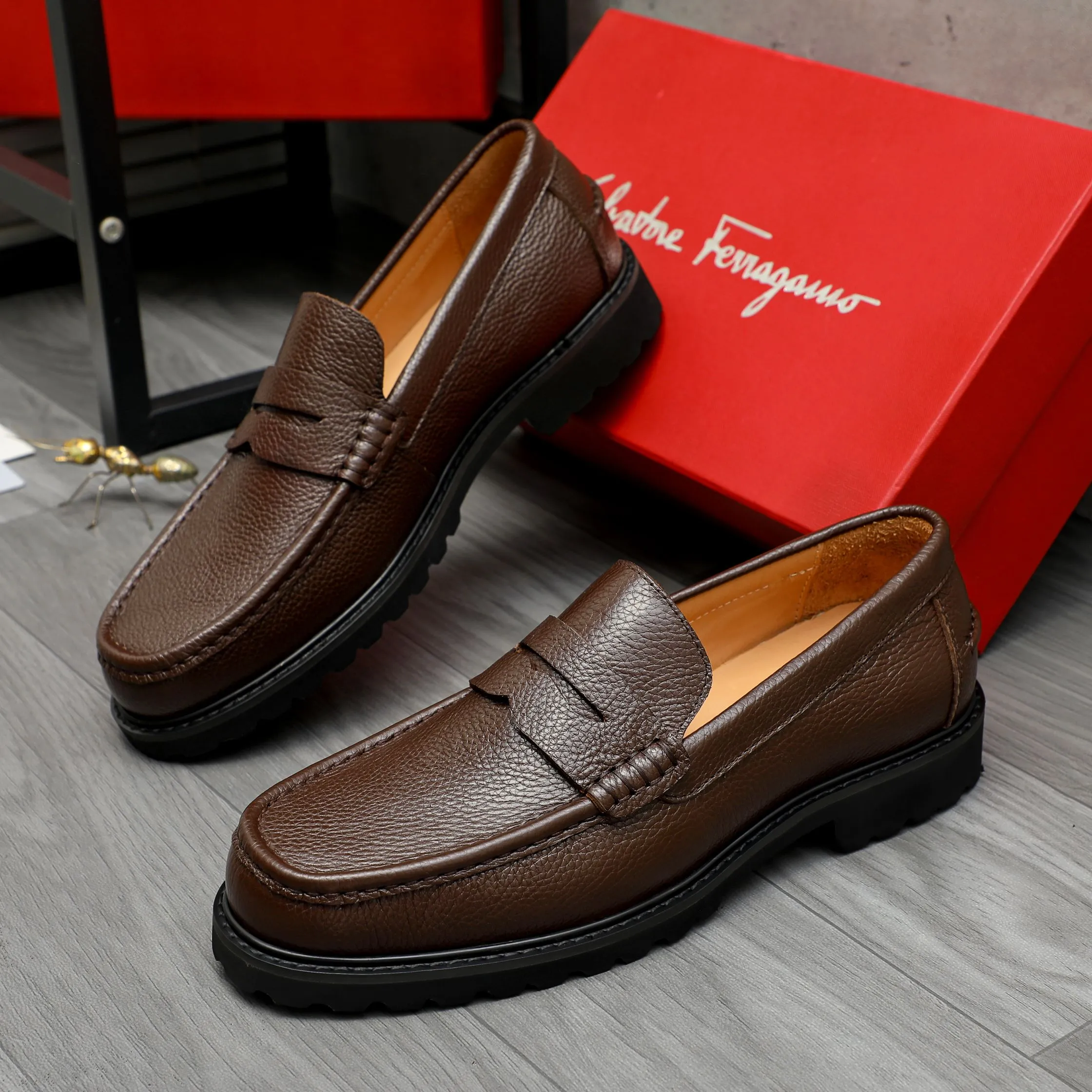 Men's shoes 💰442 Product trademark: Ferragamo "Ferragamo" business formal leather shoes Regular size: 38-46 (45.46 is custom-made and non-returnable) Product materials: Selected small pebbled cowhide upper, cowhide lining, non-slip rubber outsole